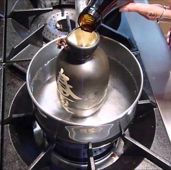 Un saké chaud se sert soit dans une petite carafe en aluminium (chirori) ou réchauffé au bain marie, dans un tokkuri. Photo © DR